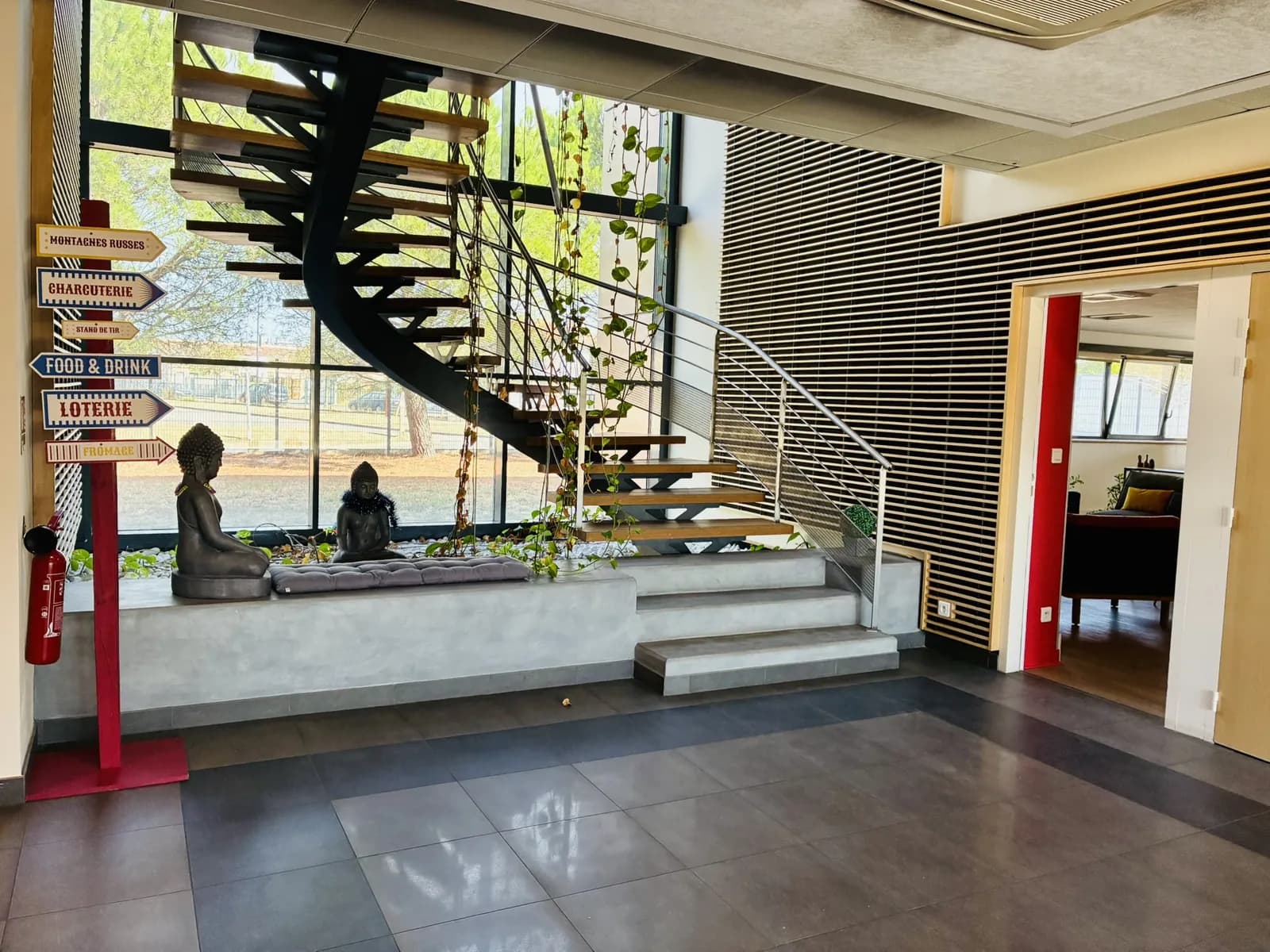 Hall d'accueil du Groupe CTA avec son escalier suspendu